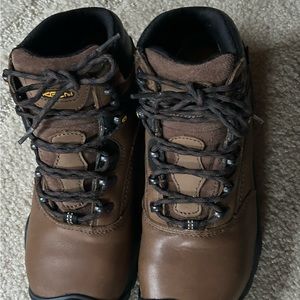 Keen youth winter boots size 6 NEW